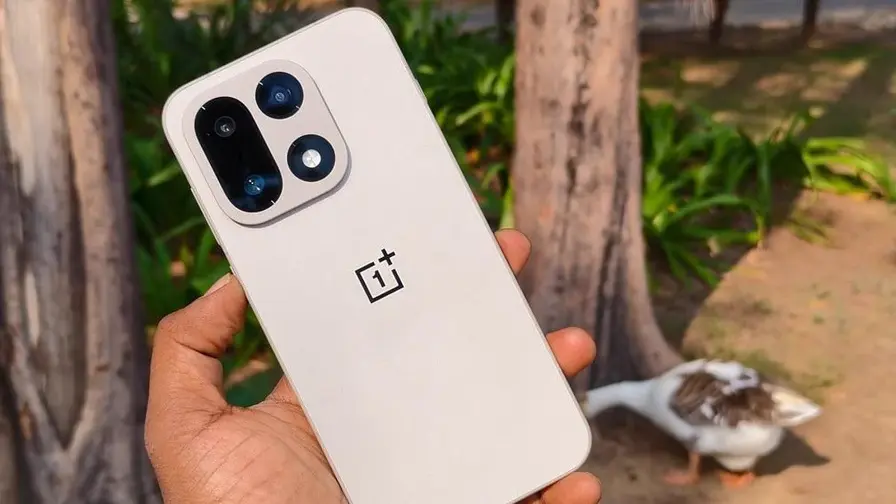 OnePlus 16 : écran 165 Hz et charge rapide 100 W